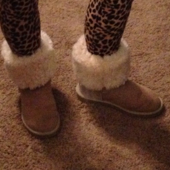 Tall sand colored uggs - Picture 3 of 4