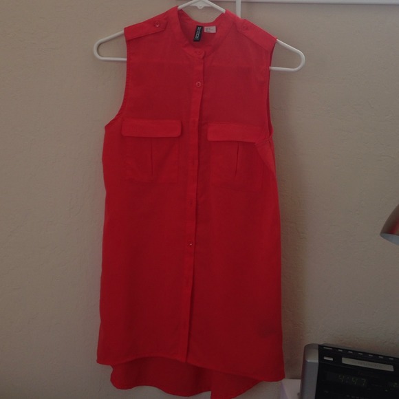 Sleeveless orange/coral top