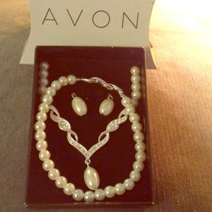 NWOT Avon 3 Piece Faux Pearl Jewelry