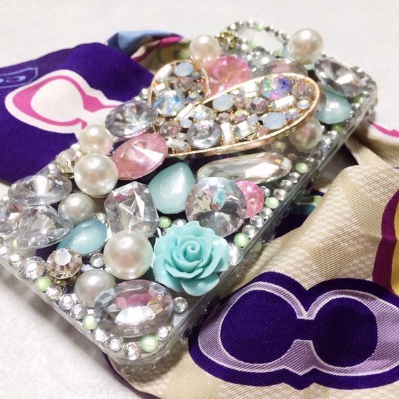 Accessories - ✨💎iPhone 5s cover💎✨ with home button accents.