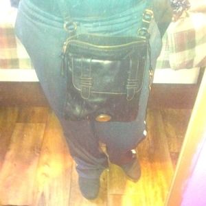 More pictures of a black fossil purse.