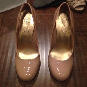 Beigh Jessica Simpson pumps!