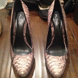 Snake skin print Aldo pumps!