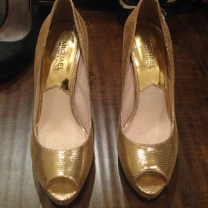 Gold MICHAEL KORS pumps!