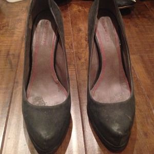 Great pair of grey pumps!