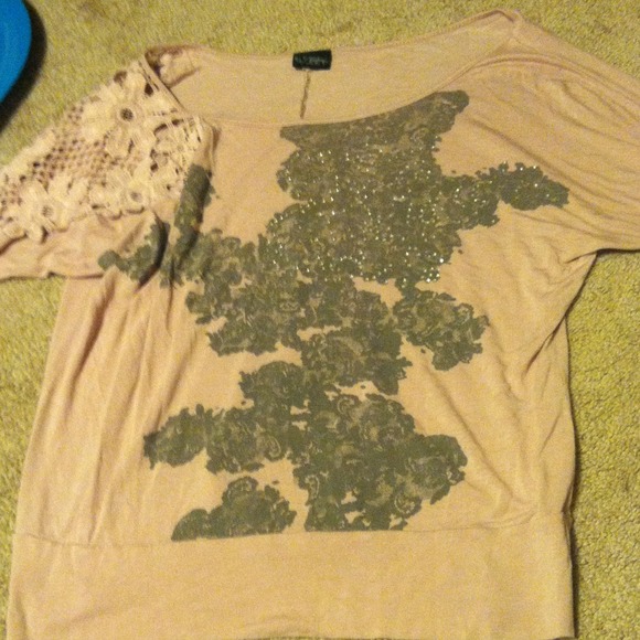 Blush pink 3/4 sleeve daytrip top buckle