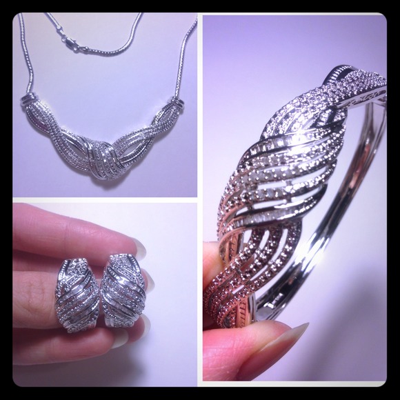 Elegant earring, necklace & bangle set