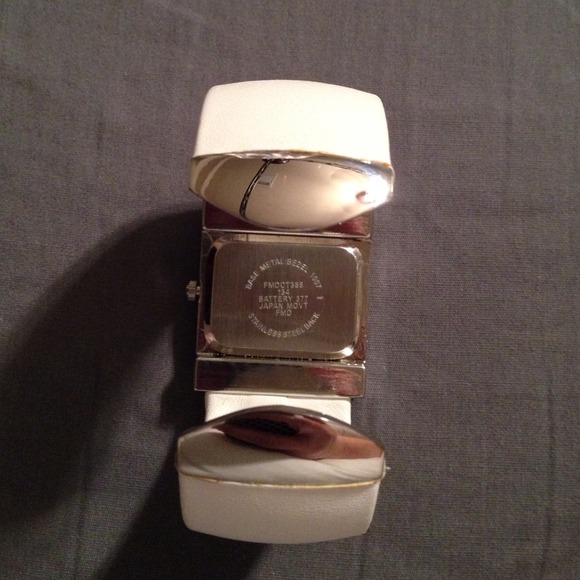 ❌❌SOLD❌❌ White Bangle Wrist Watch with Rhinestones - Picture 3 of 3