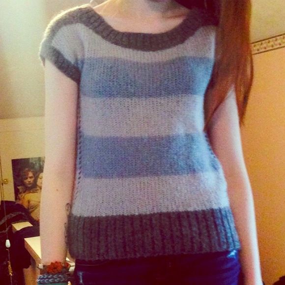 Short sleeve American Eagle sweater.