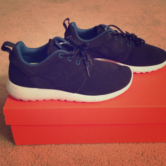 WMNS NIKE ROSHERUN SUEDE BLACK & GREY 616747-001