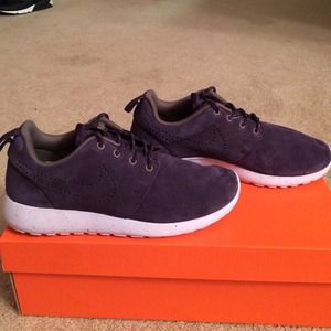 WMNS NIKE ROSHERUN SUEDE PURPLE & GREY 616747-500