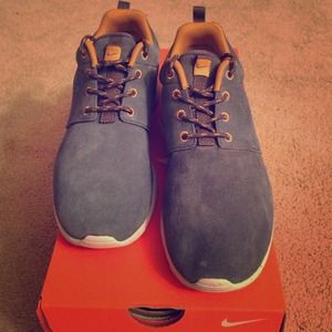 WMNS NIKE ROSHERUN SUEDE BLUE/GOLD 616747-400