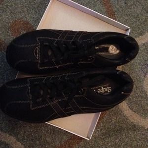 MEN SKETCHERS SHAPE UPS. SZ 10 men/ size 12 WOMANS