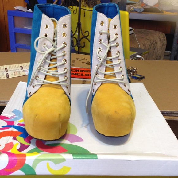 Brand NEW  Booties with Chunky Heel - Picture 2 of 4