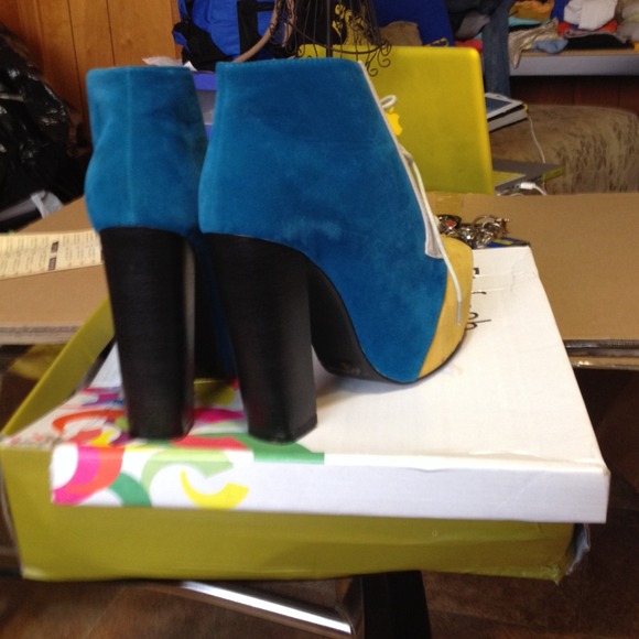 Brand NEW  Booties with Chunky Heel - Picture 3 of 4