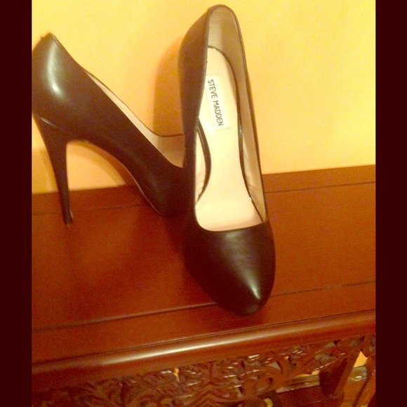 Steven Madden classic black pumps size 10