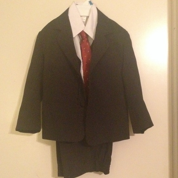 Boys size 5 suit. Black red tie never worn