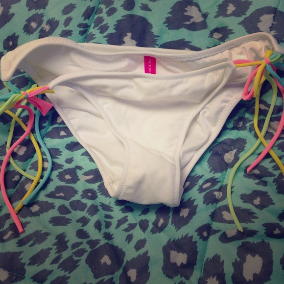 Cute Victoria's Secret string bikini bottoms!