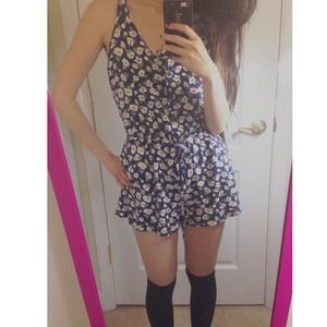 ⛔️SOLD⛔️ F21 Spring Daisy Floral Romper