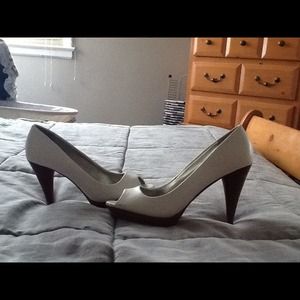 White peep toe pumps