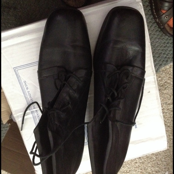WOMAM BLACK BOOTS. SIZE 12. ST JOHNS BAY.