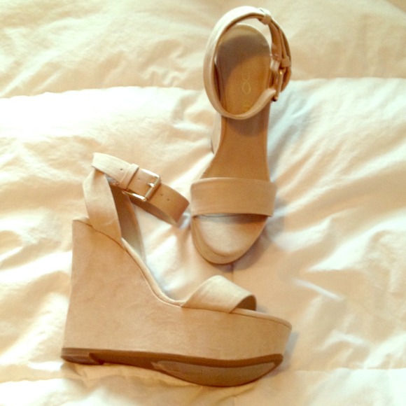 Nude suede wedges NWOT