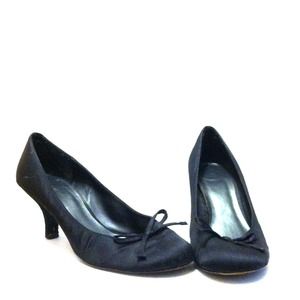 Simple black heels with bow