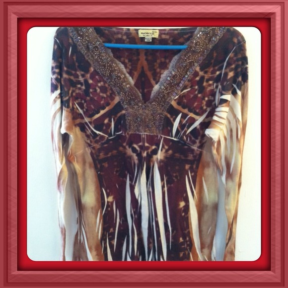😊Beaded top V neck shirt😊