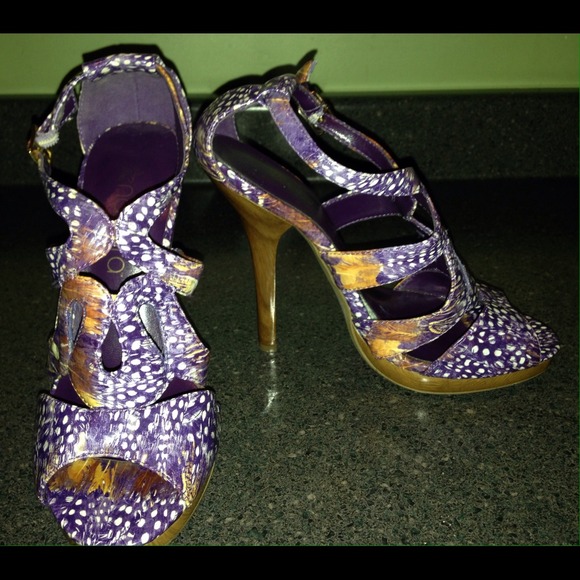 Beautiful pumps with wooden bottom/heel 💜