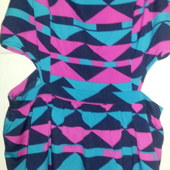 Reduced*** Geometric W/Side Cut Out - Picture 2 of 2