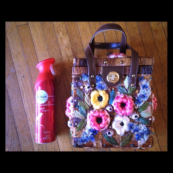 Pretty 1960s handwoven flower straw bag purse box