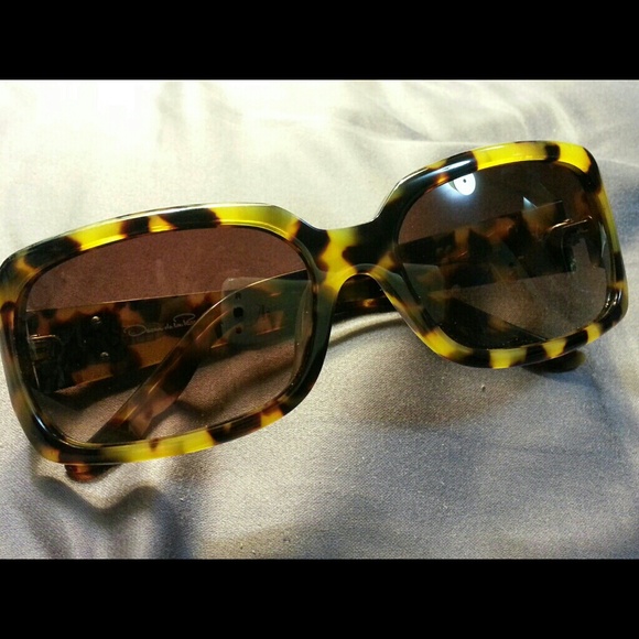 Oscar de la Renta sunglasses! - Picture 2 of 3