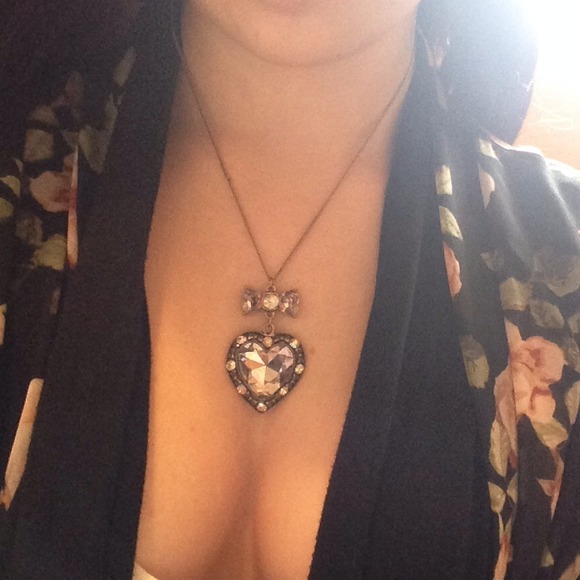 Jeweled Heart and Bow necklace - Picture 2 of 3