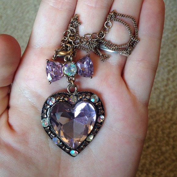 Jeweled Heart and Bow necklace - Picture 3 of 3