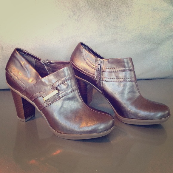 Liz Claiborne Brown Ankle Bootie. Like new! s. 7.5