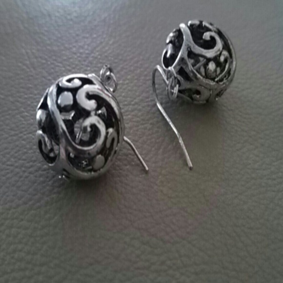 One pair Silver lace globe earrings - Picture 2 of 4