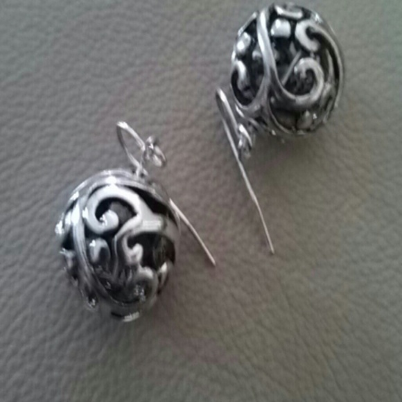One pair Silver lace globe earrings - Picture 3 of 4