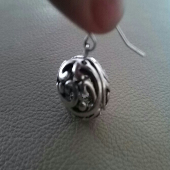 One pair Silver lace globe earrings - Picture 4 of 4