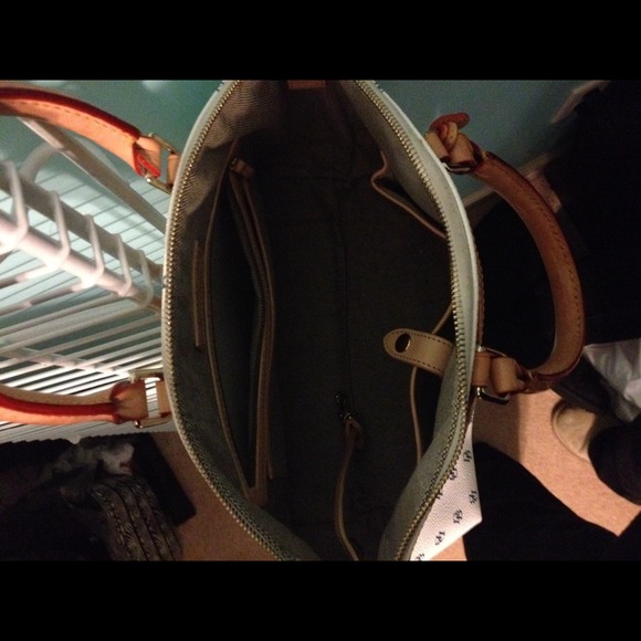 👌REDUCED AUTHENTIC white Dooney & Bourke handbag - Picture 2 of 4