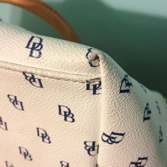 👌REDUCED AUTHENTIC white Dooney & Bourke handbag - Picture 3 of 4