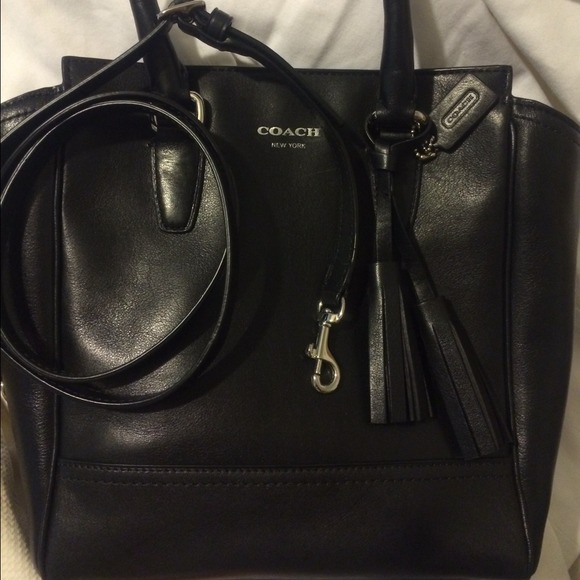 Medium size coach leather bag new ! With strap