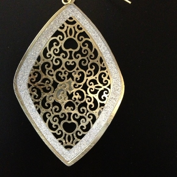 Bundled as Gift🌟Delicate scrolled gold earrings - Picture 2 of 2