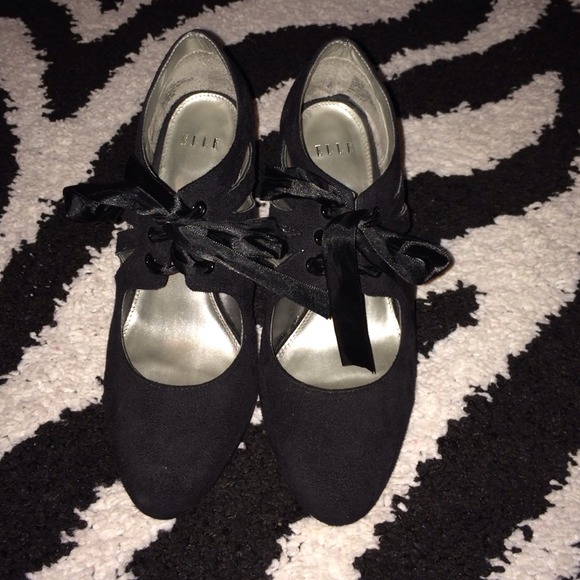 🚫SOLD IN BUNDLE🚫Cute Black Pumps - Picture 2 of 4