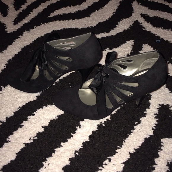 🚫SOLD IN BUNDLE🚫Cute Black Pumps - Picture 3 of 4