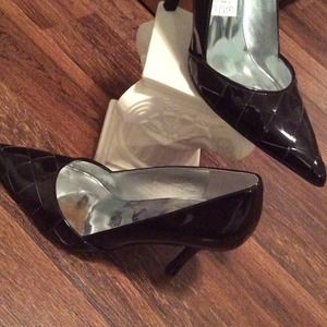 Dark brown textured patent leather pumps