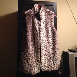 Faux fur leopard vest
