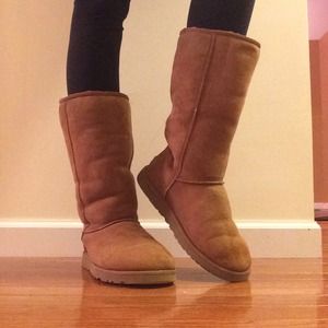 Chestnut Uggs Sz 9