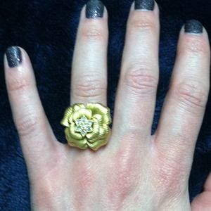 Really pretty gold flower ring by premier designs