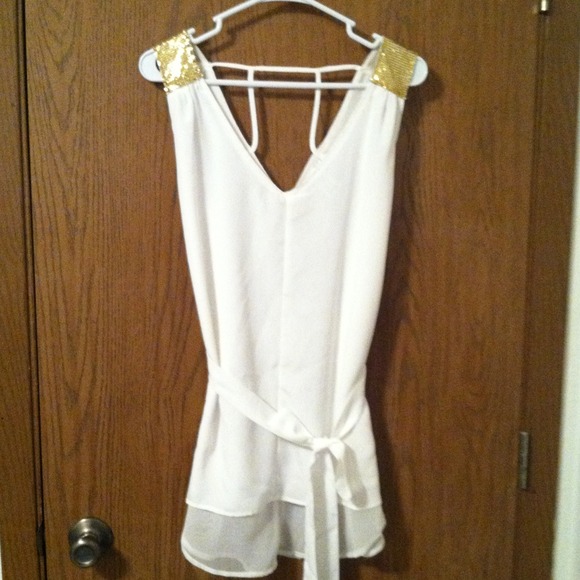 Price reduced!! Gorgeous gold sequined top