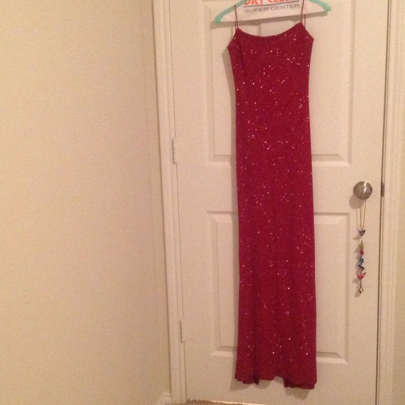 Red backless evening gown - Picture 4 of 4